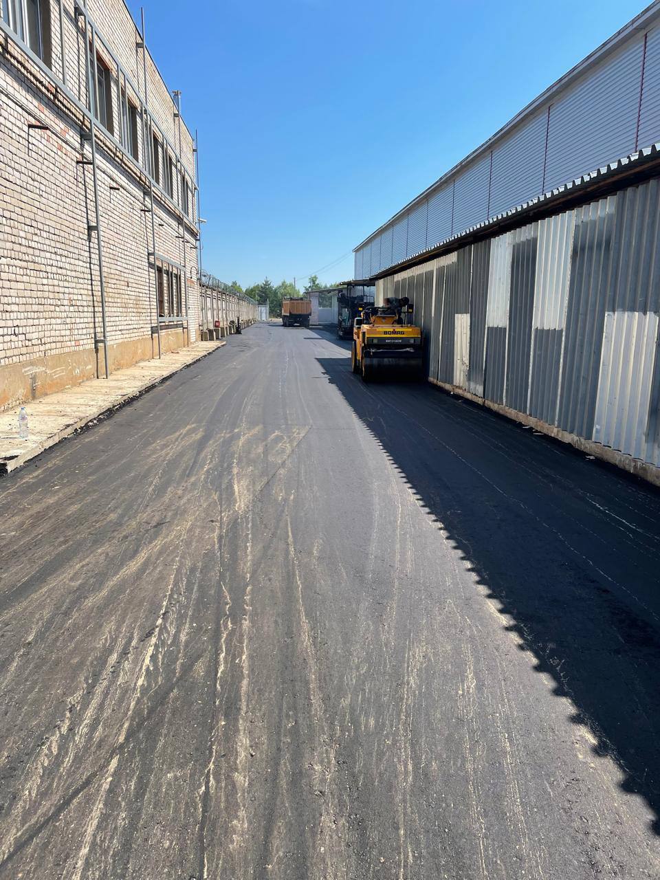 Асфальтирование дороги у склада