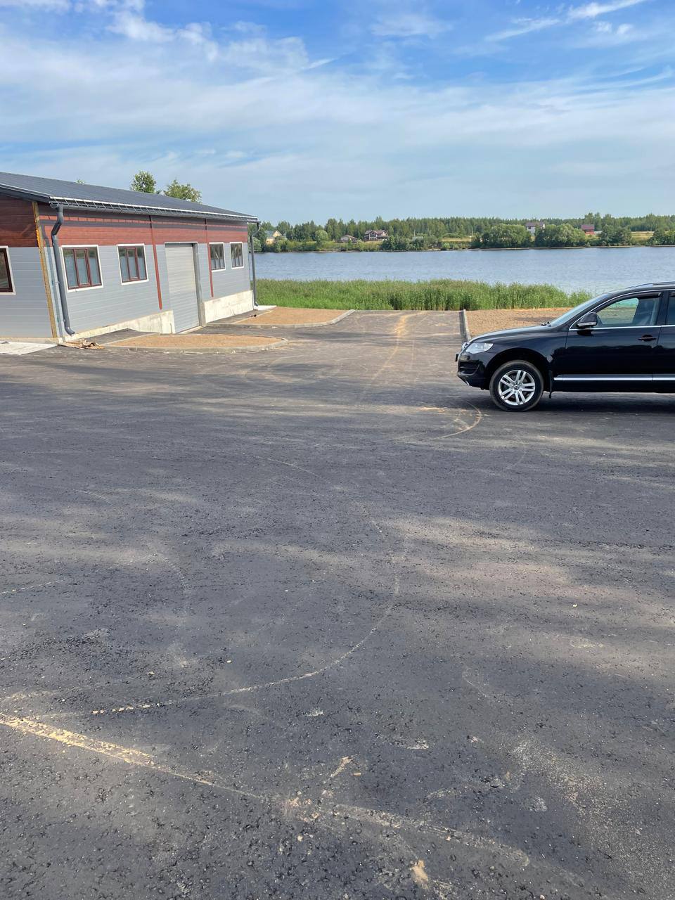Парковка асфальт у водоёма