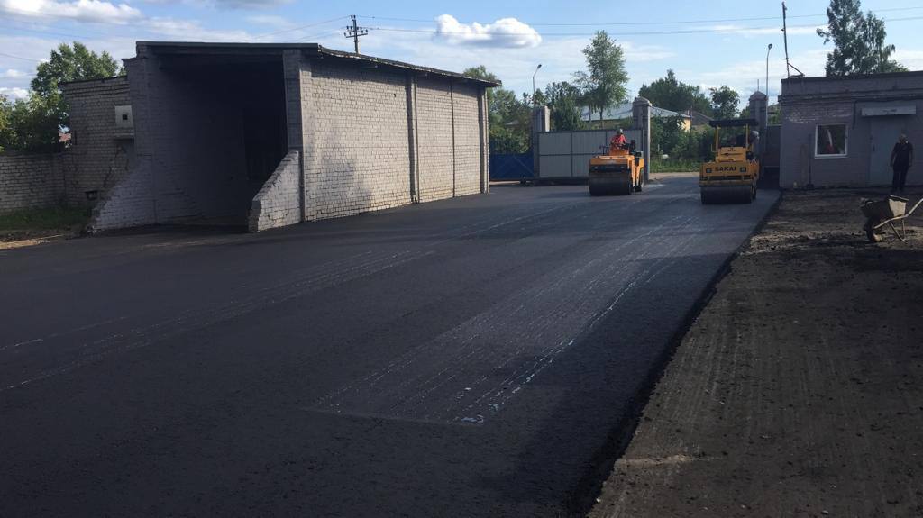 Асфальтирование дороги, два катка