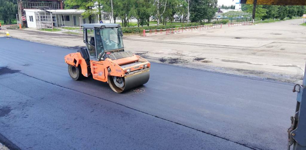 Каток HAMM уплотняет асфальт