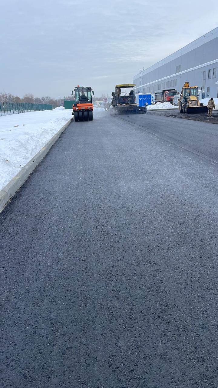 Асфальтирование зимой несколько машин