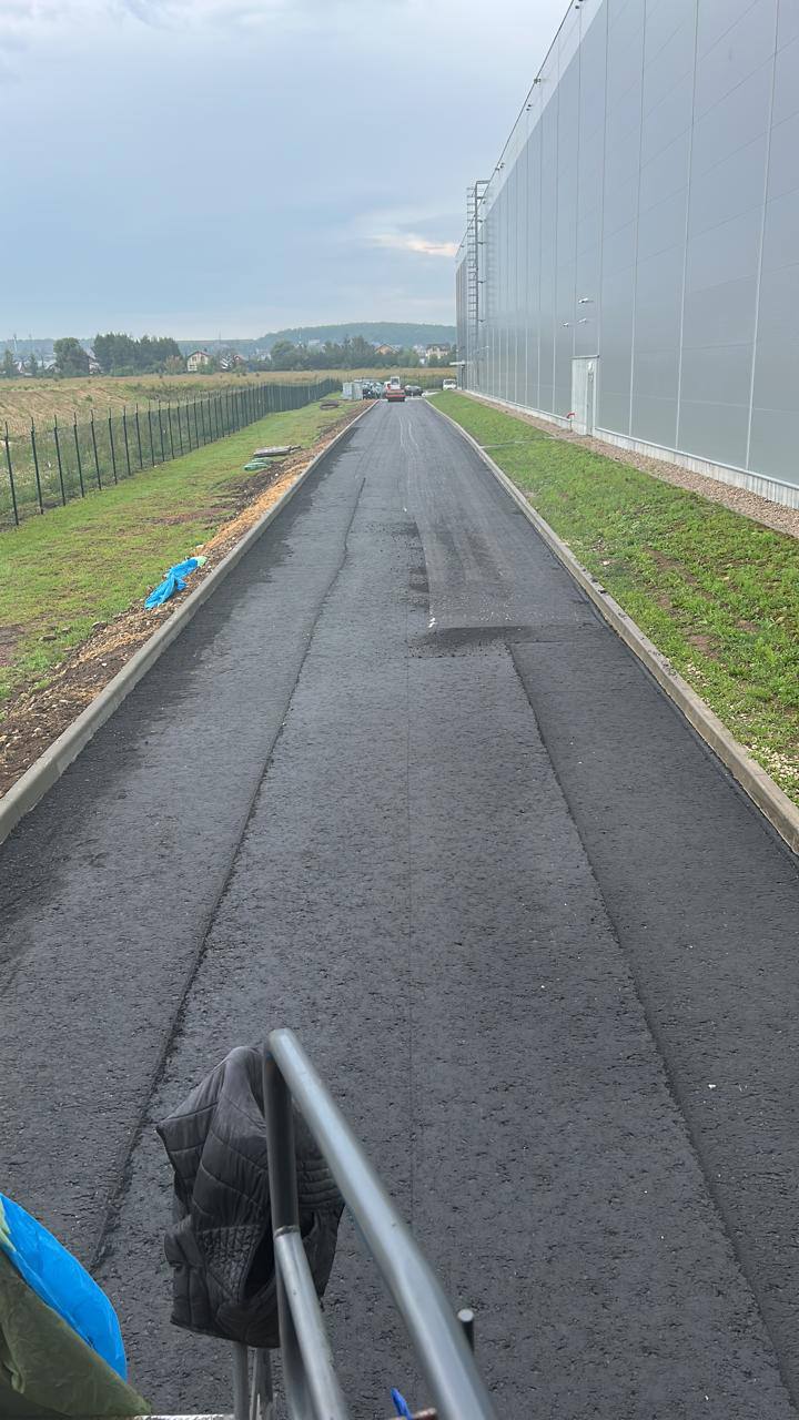 Длинная промышленная дорога из асфальта