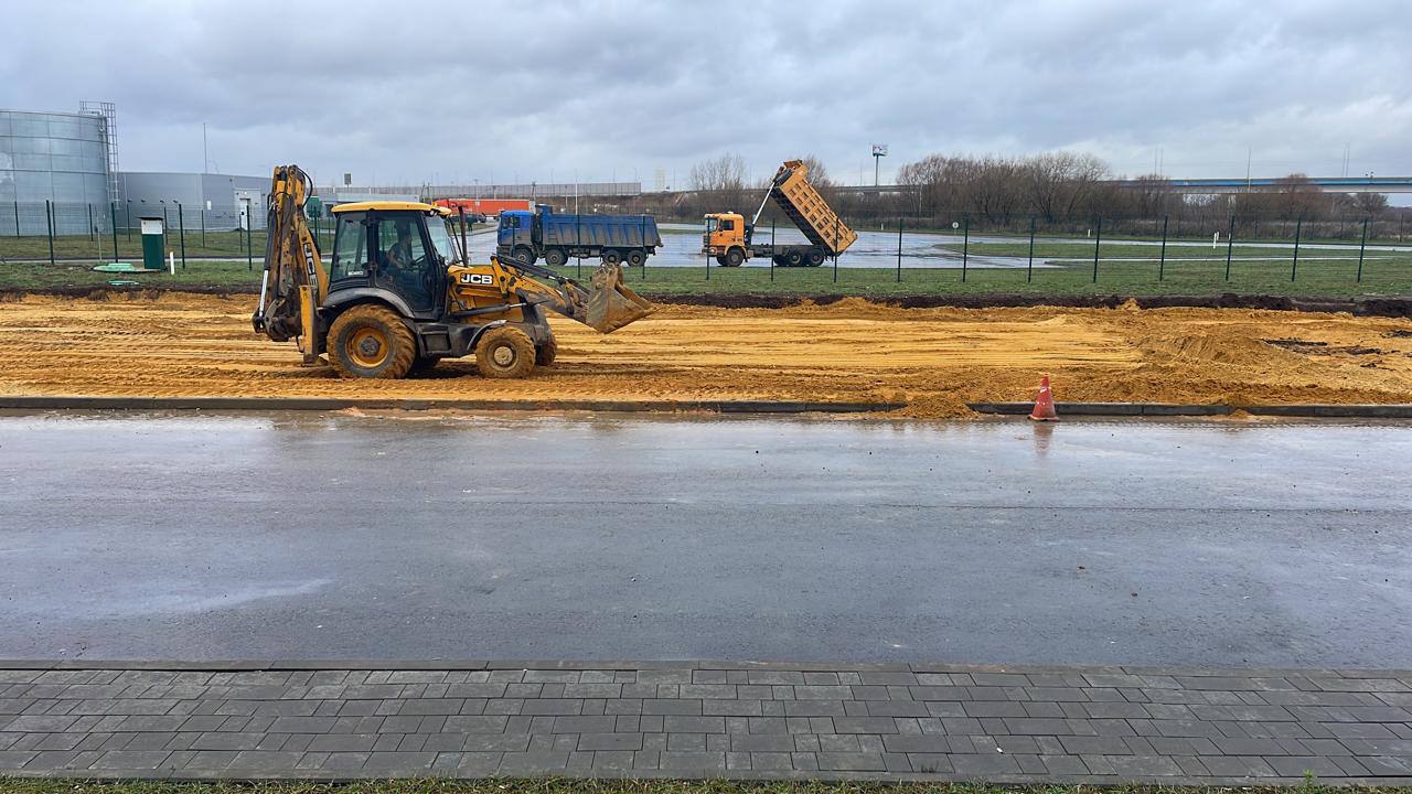Подготовка основания — экскаватор JCB и самосвалы