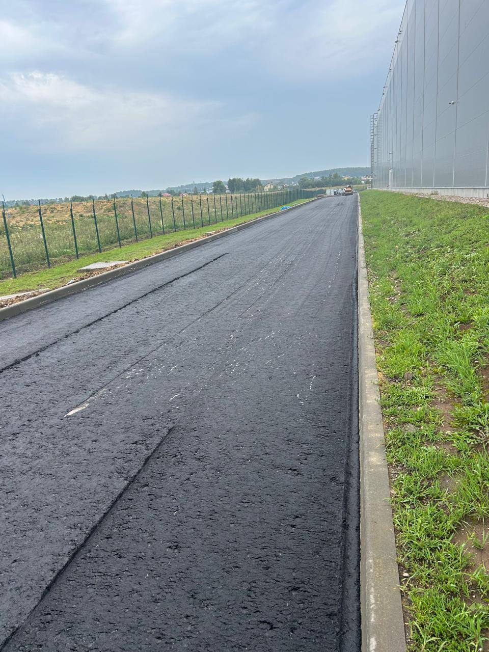 Готовое асфальтовое покрытие с бордюром